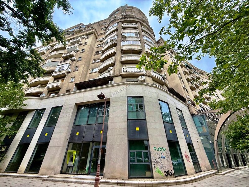 Unirii, vizavi de Rond Alba Iulia, 3 camere, utilat, nemobilat,