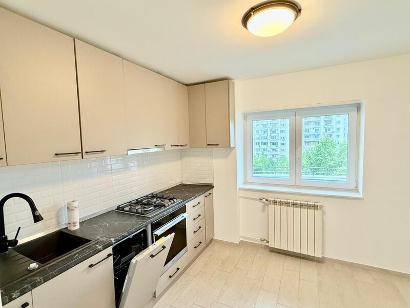 Unirii, vizavi de Rond Alba Iulia, 3 camere, utilat, nemobilat,