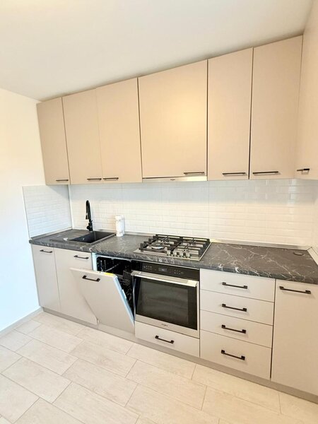 Unirii, vizavi de Rond Alba Iulia, 3 camere, utilat, nemobilat,