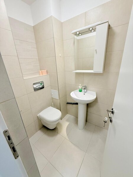 Unirii, vizavi de Rond Alba Iulia, 3 camere, utilat, nemobilat,